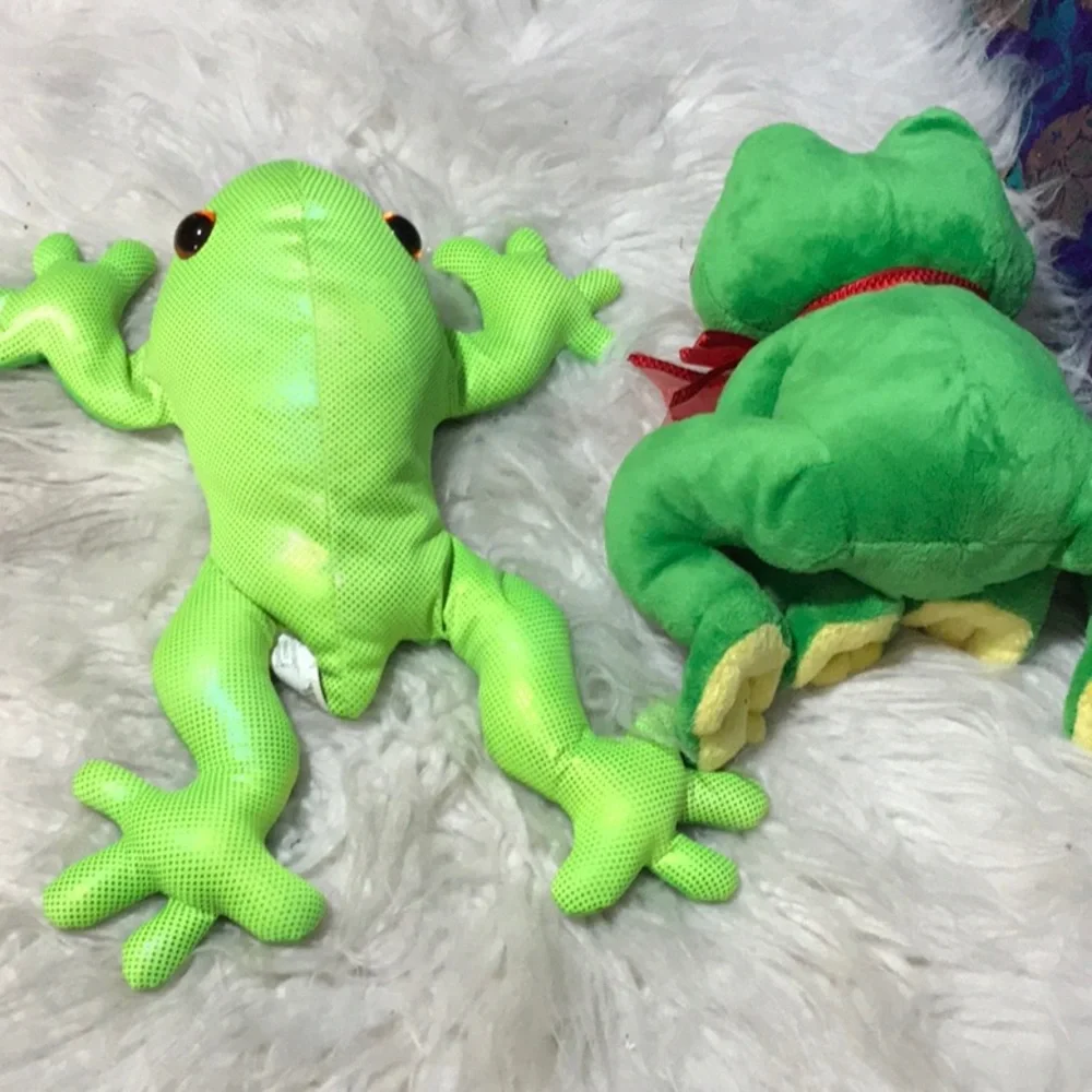 2 stuffed plush green frogs realistic Rainforest Animals GANZ